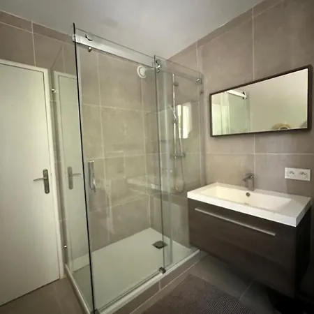 Spacious 3 Bedrooms Apartment *